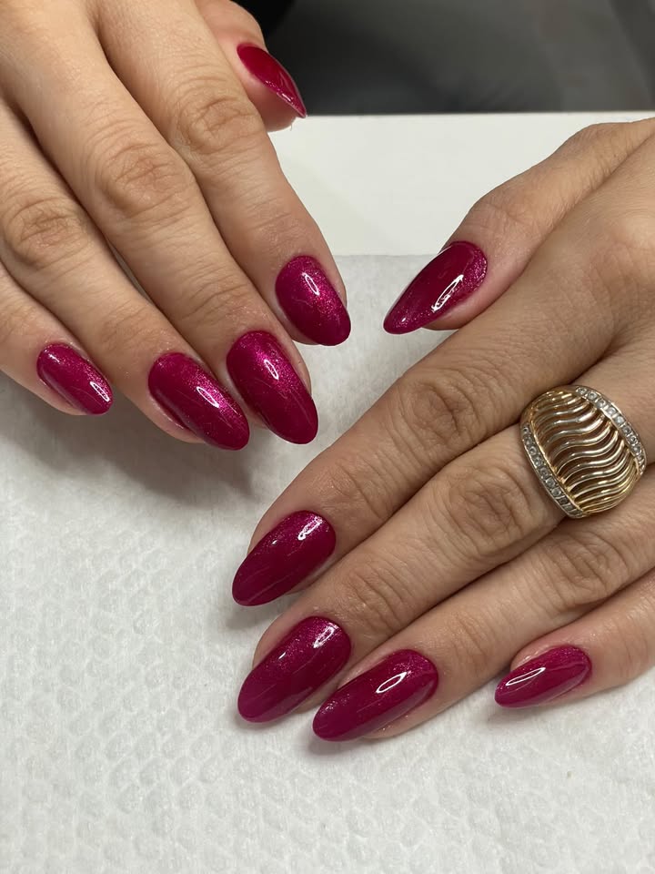 Manicure com esmalte vinho brilhante