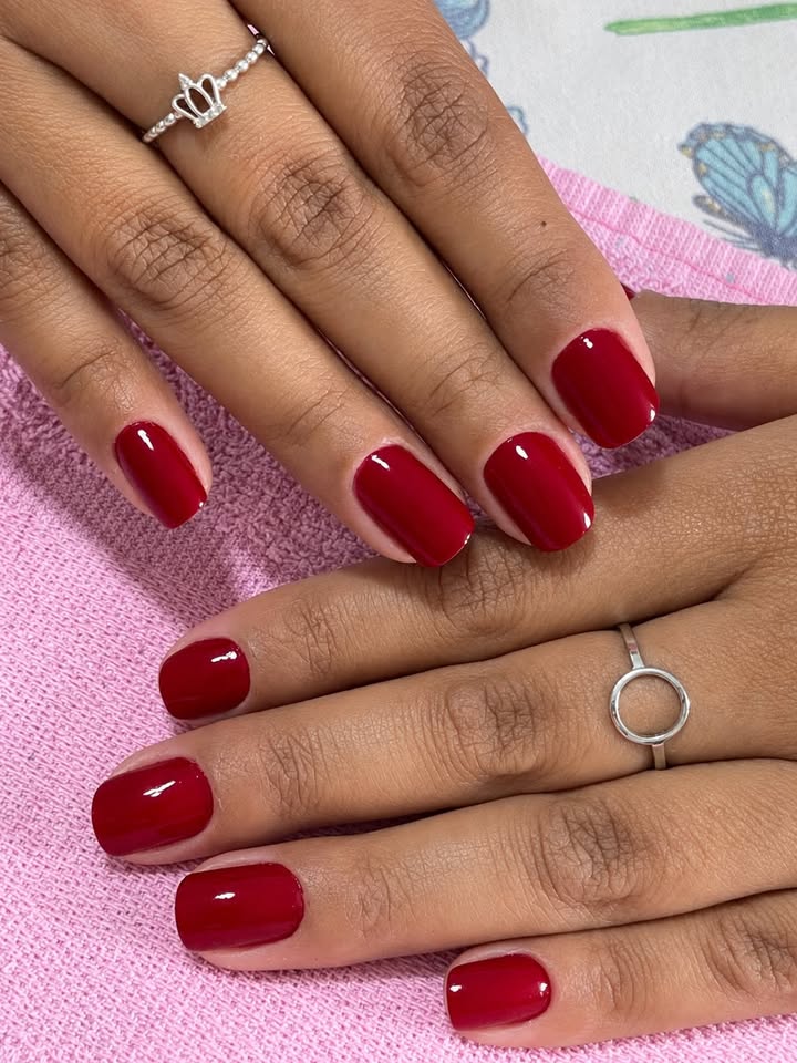 Manicure com esmalte vermelho