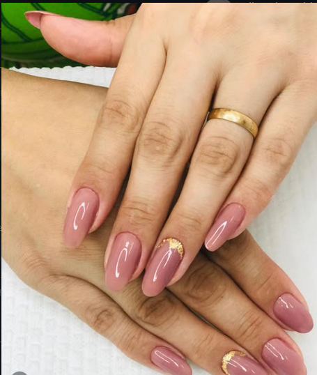 Manicure rosa com detalhes dourados