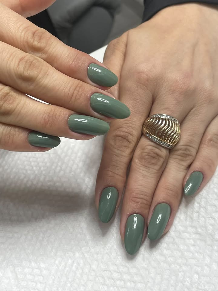 Manicure com esmalte verde suave