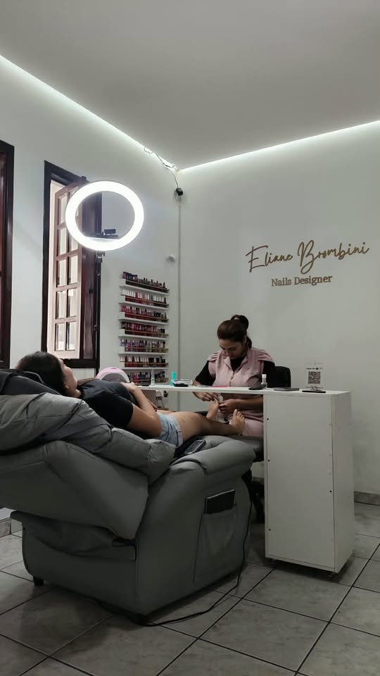 Eliane Brombini atendendo uma cliente em seu espaço de cuidados com as unhas