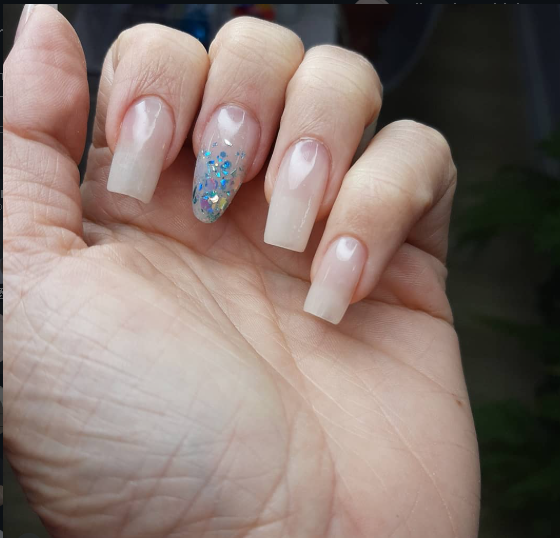 Unhas em gel claras com decoração azul