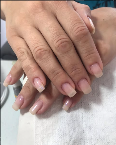 Unhas em gel com acabamento natural