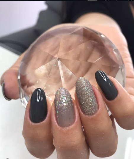 Unhas em gel pretas e com glitter